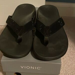 Vionic black flip flop